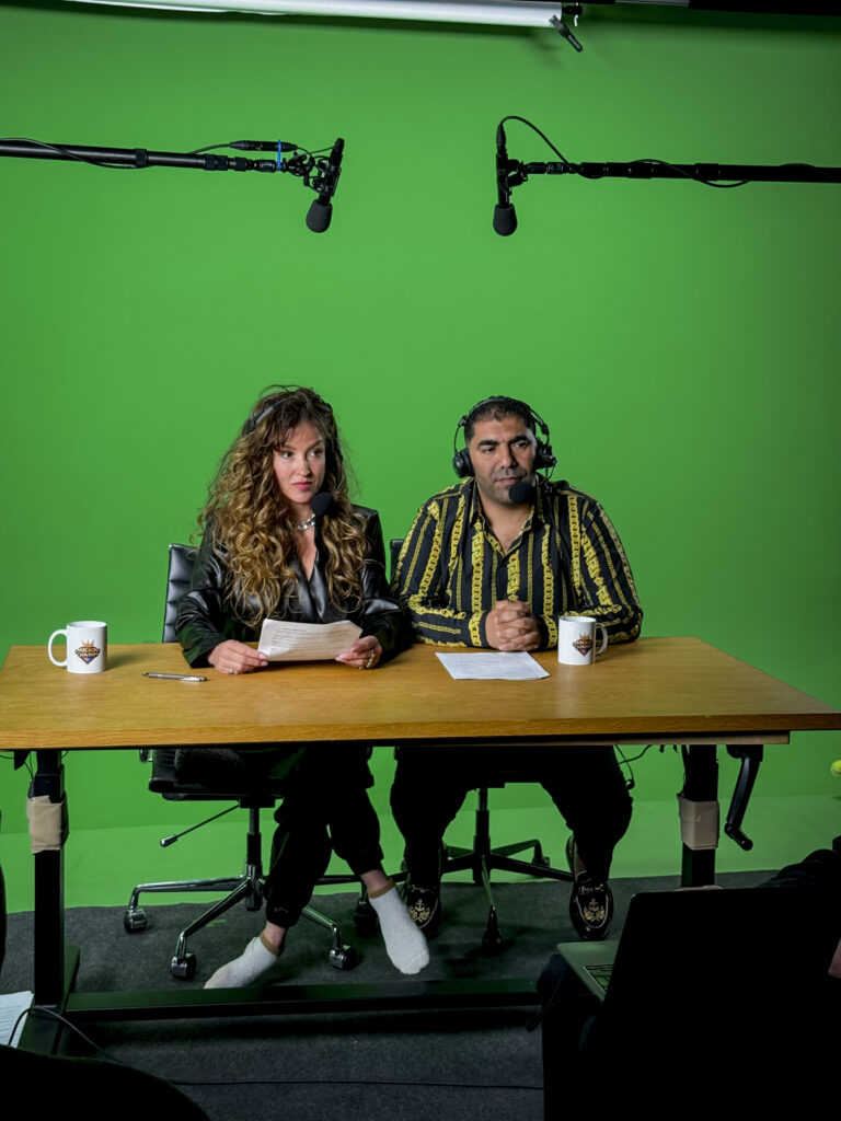 Katja Schuurman met rapper Sjaak (Mehdi Chafi) in de Green Screen studio